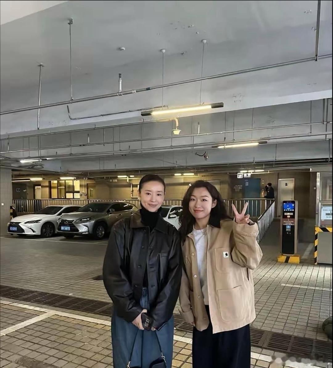 偶遇董洁这画面太惊喜了🥹颜值质感直接拉满，一眼看过去，美得让人说不出话。自带安