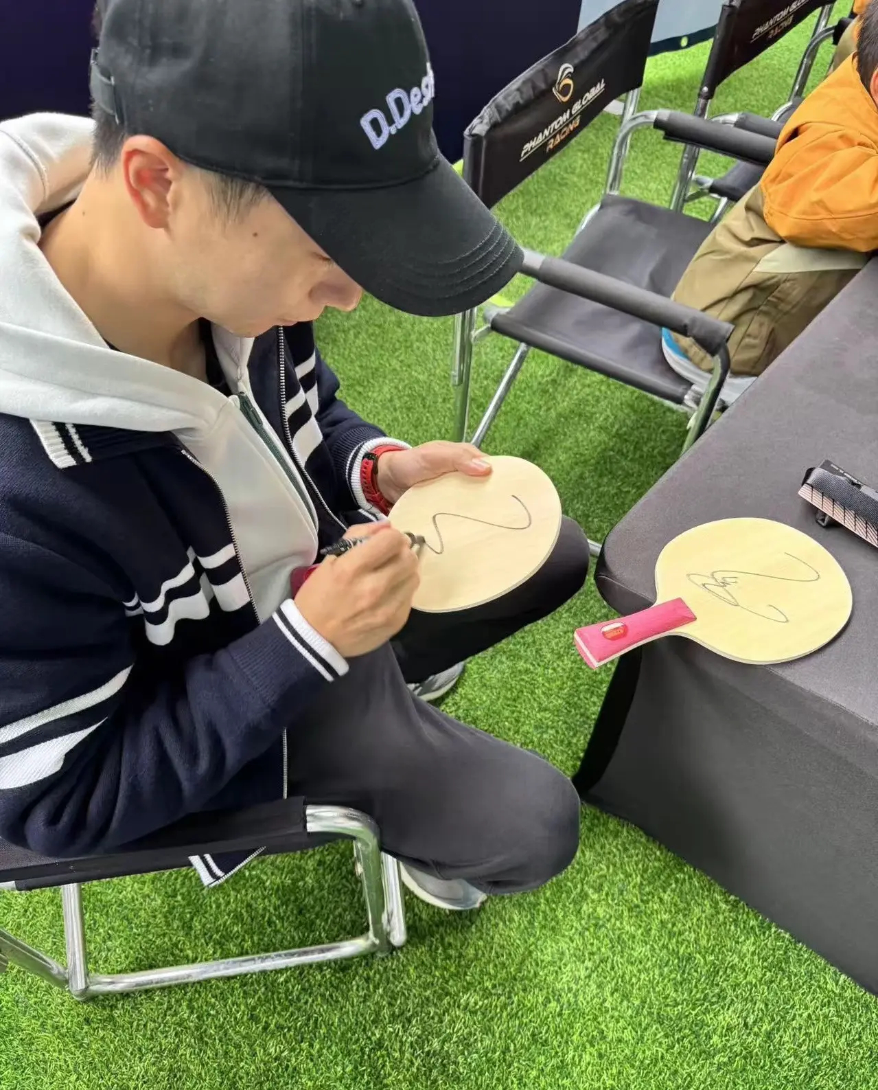 看衣服是马龙带宝宝们看GT赛事那次 旁边是一毛一样的两个小外套 cr:Darre