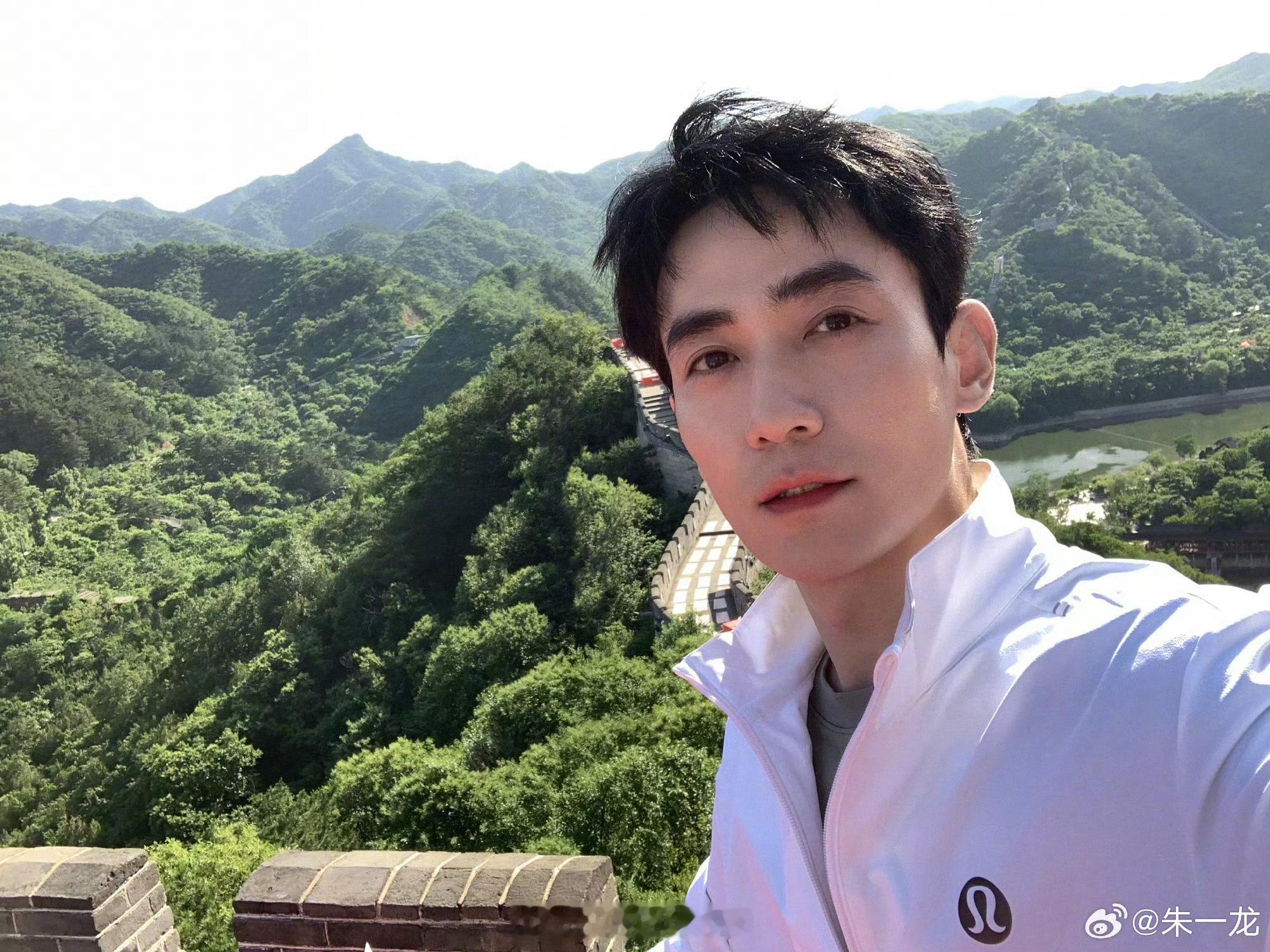 【杂志】朱一龙 T中文版 