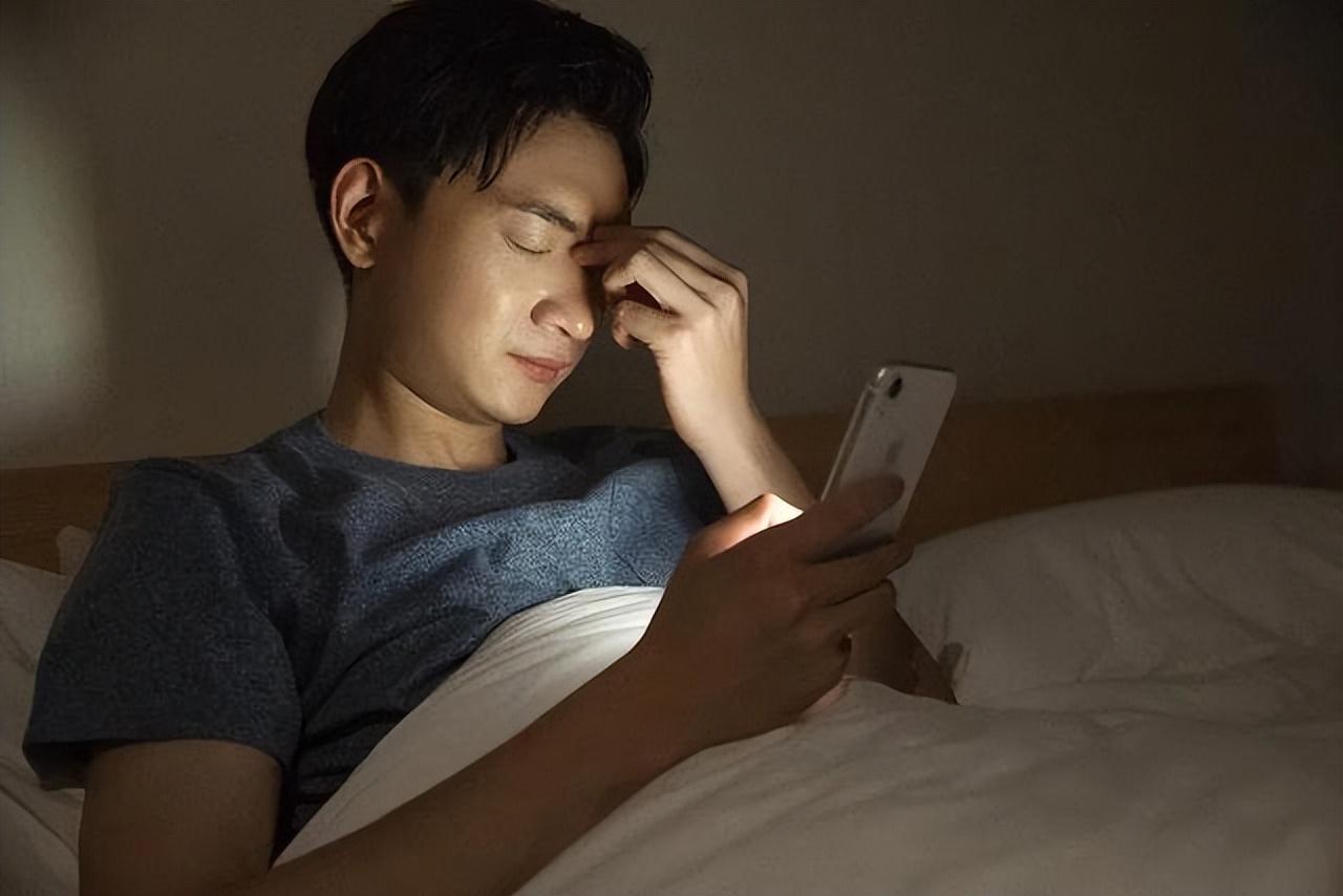 熬夜过后，很多人会出现头脑昏沉、眼干口苦、身体发沉等不适，还会陷入 “越熬越精神