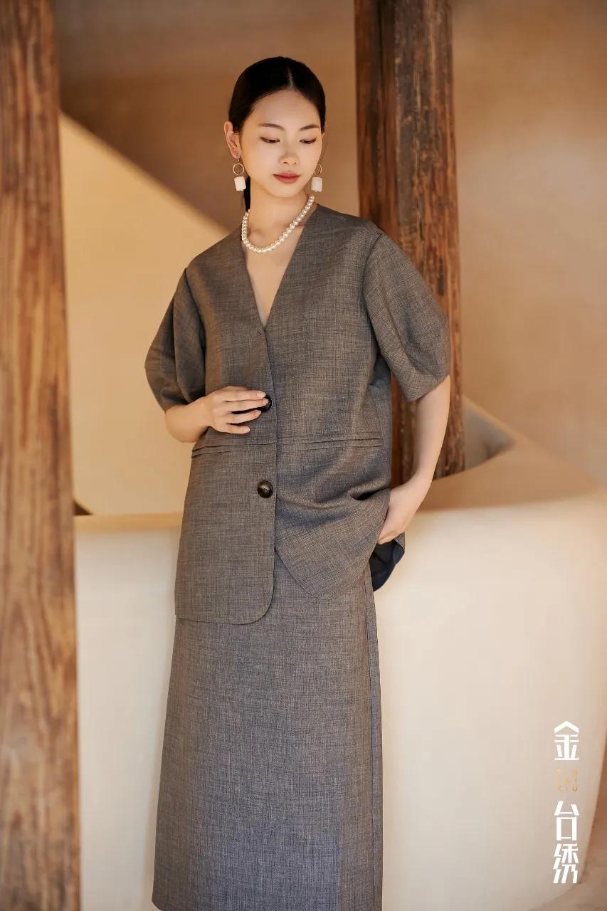 夏时正好 又言西装
简约释身，慵懒舒意
率性相映，自控惬意新趣
上衣
半裙
女士