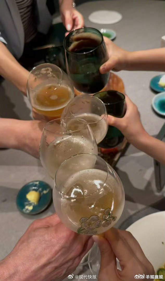 #郭富城晒图庆祝和方媛结婚九周年#4月18日，发博庆祝和方媛结婚九周年，“親愛的