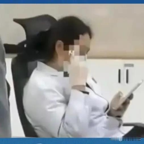 四川甘洛医院的这个收费员火到全国了！

窗口外等着缴费看病的人都排了一长串，
