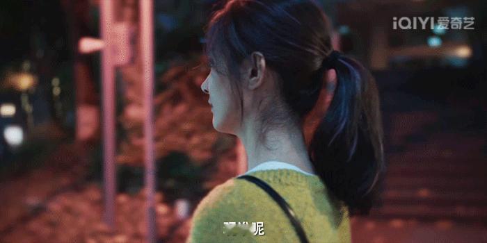 小朵轻轻一吻徐天快乐似仙《在人间》里贾小朵和徐天这一吻太好嗑了！徐天满心满眼都是