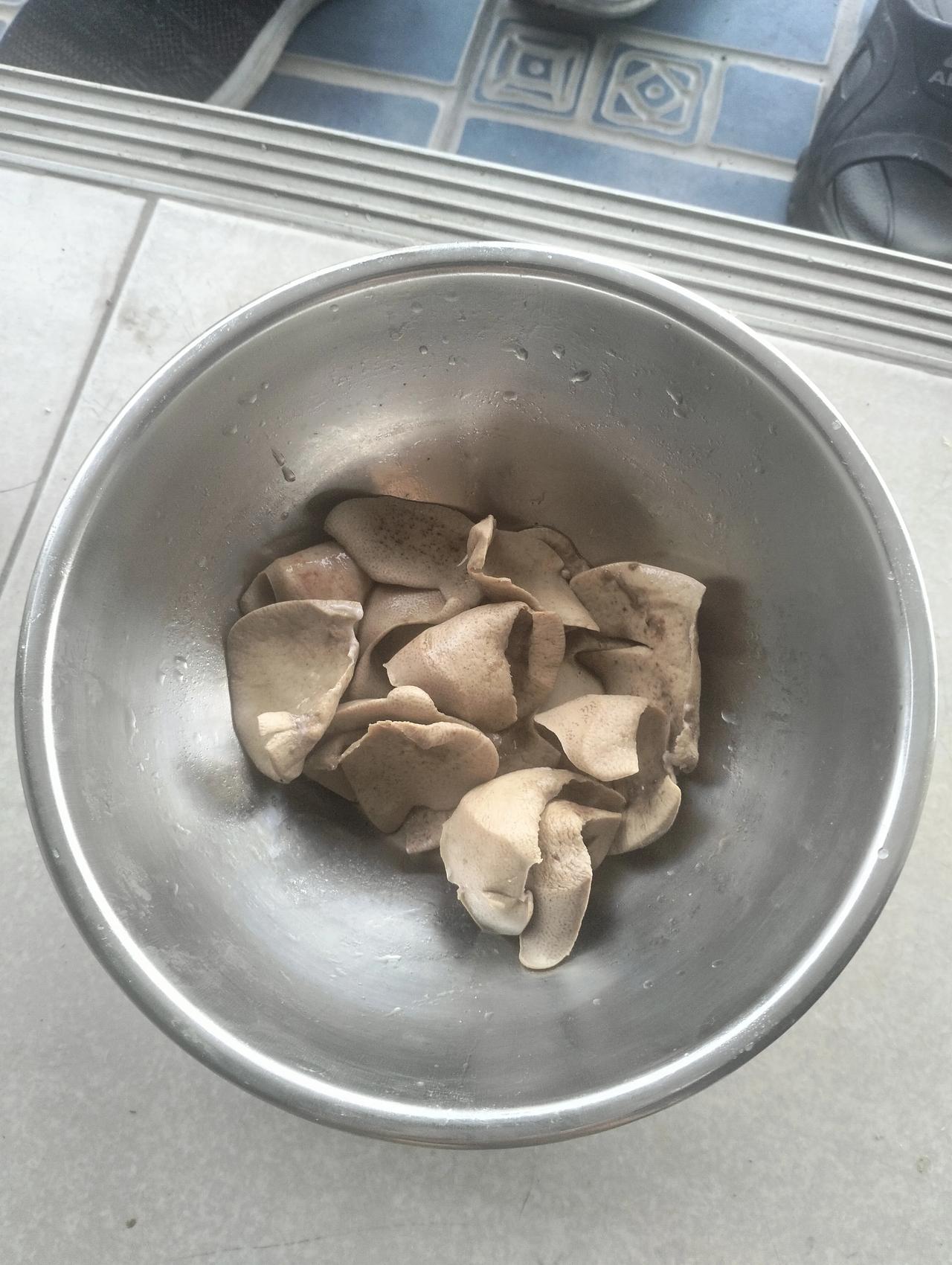 刚刚来泰国时候，猪腰一个一块钱，后来疫情时期涨三块钱一个，现在两块钱一个猪腰，还