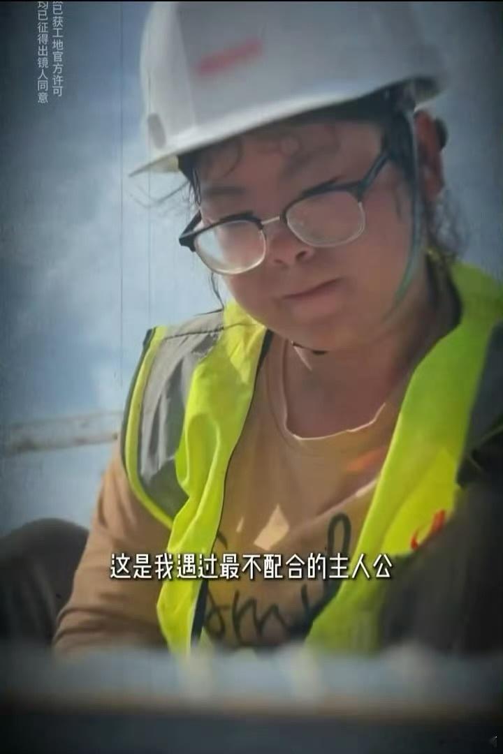 吴克群给西安00后工地女孩送手机现在很多公益流于表面，难得他愿意深入工地贴近普通