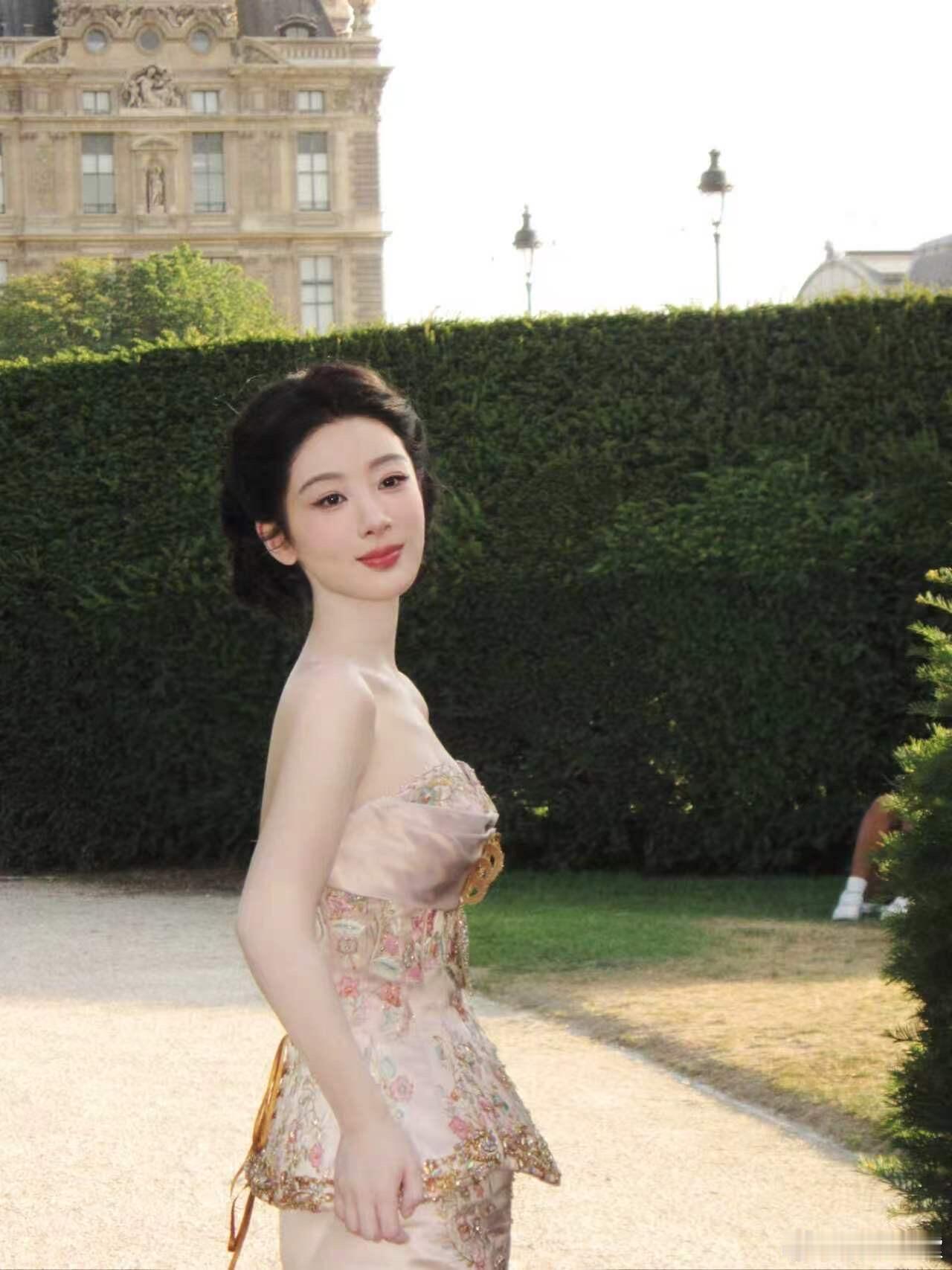 杨紫 yz杨紫家业yz杨紫李祯“我将你写进书里，掀开书页，字迹在阳光下发光，熠熠