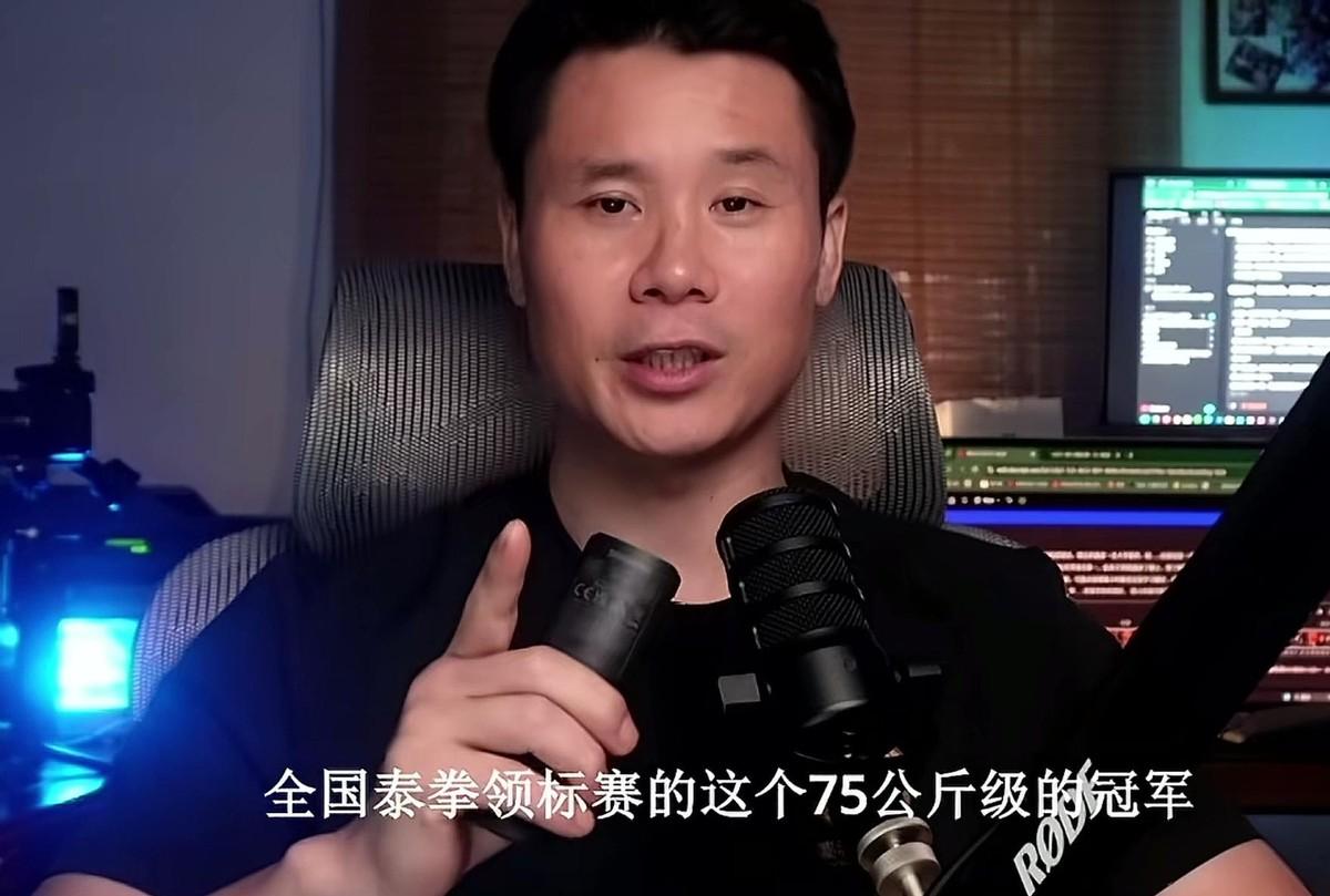 邱建良当场拒了冬妮老师，这事儿过去快4年了。他撂下一句：“我不喜欢老婆抛头露面，