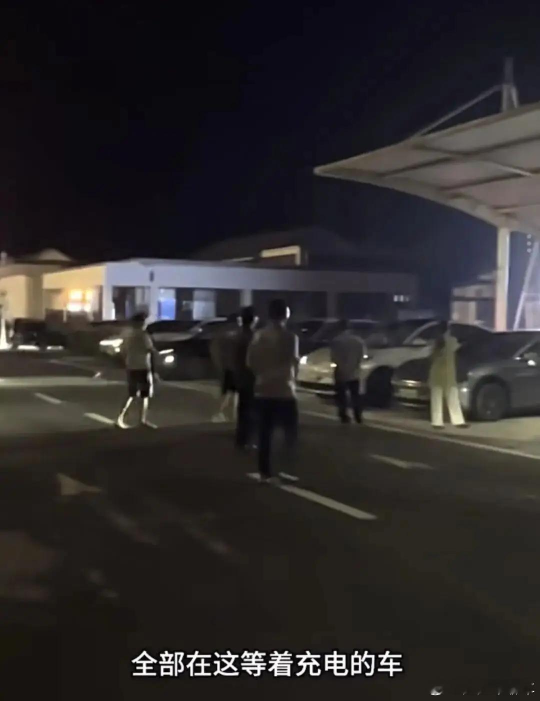有车主高速排队3小时充电1小时这种时候增程的好处就展现出来了，CLTC综合里程1