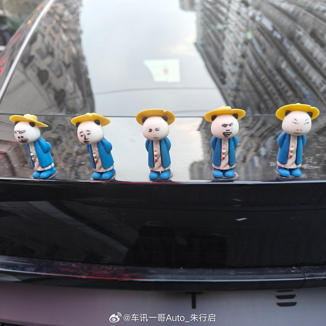 出门看到个特斯拉车主感觉还是挺有梗的不仅贴了低素质贴纸而且还有一堆龙图表情的小人