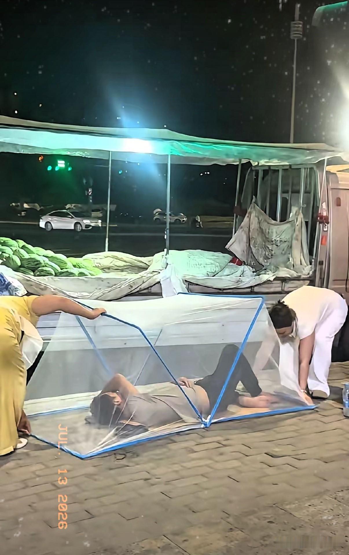 深夜1点多钟了，一名女子无意间从窗口看了看外面街头，接下来的一幕，让人直呼感动了