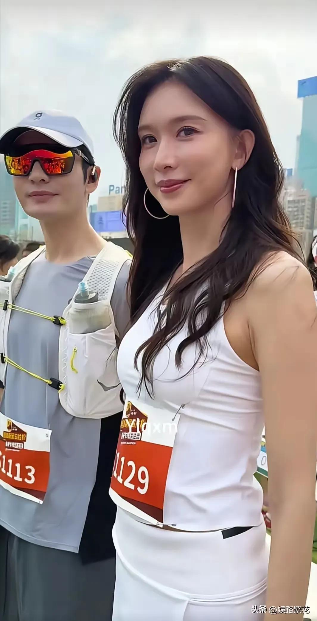 林志玲175，黄晓明179，他俩站一起，女的竟然比男的高出那么多，他们一起跑马拉