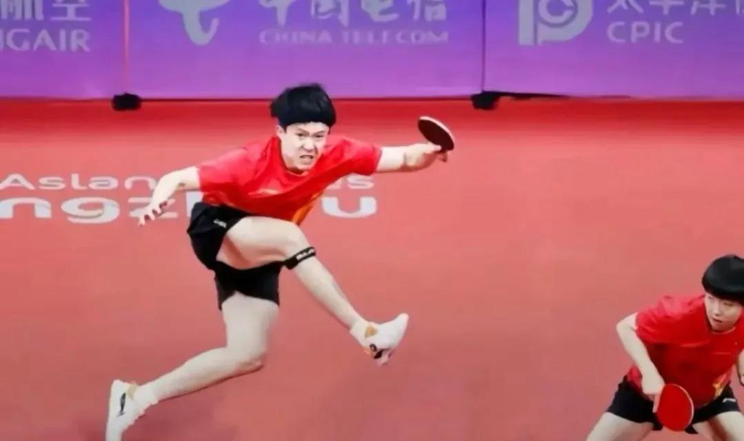 网上对王楚钦的评价简直两极分化，一边是论坛里把他骂得一文不值，什么靠炒作、靠运气