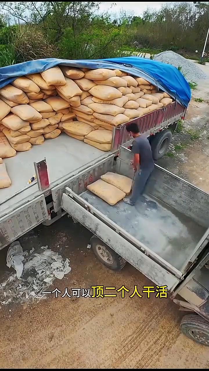 装卸工一个人卸车，人家这操作方式绝了，一个人可以顶二个人干活，他依靠的就是手里那