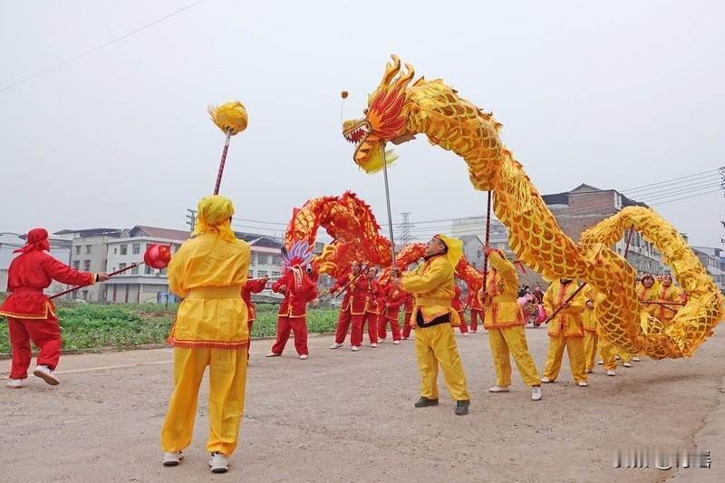 “张灯结彩送旧岁”
此上联营造热闹仪式感
辞旧氛围满溢
我认为“舞龙耍狮迎新春”