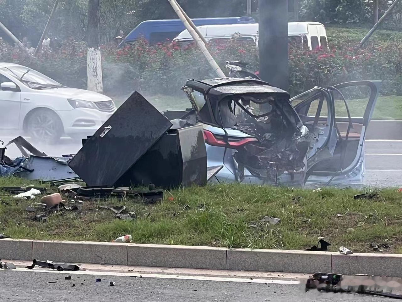 浙江义乌消防救援支队接到报警，北苑街道机场路凌云立交桥附近发生交通事故，一辆蔚来