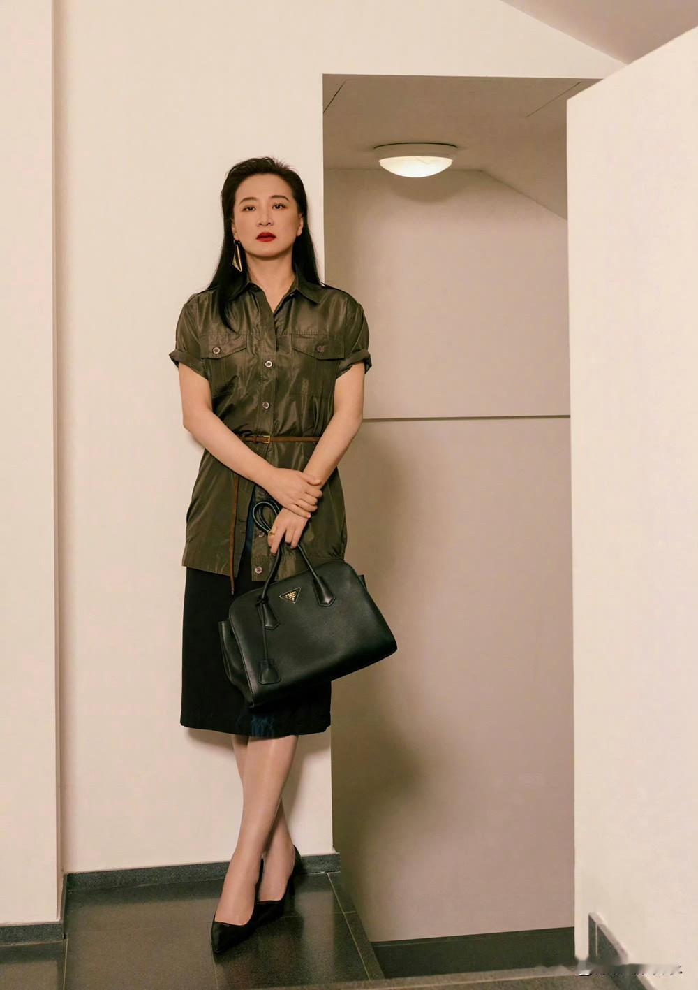 贾玲，现在从头到尾，完全像是换了一个人。

近日她参加Prada秀，由内而外散发