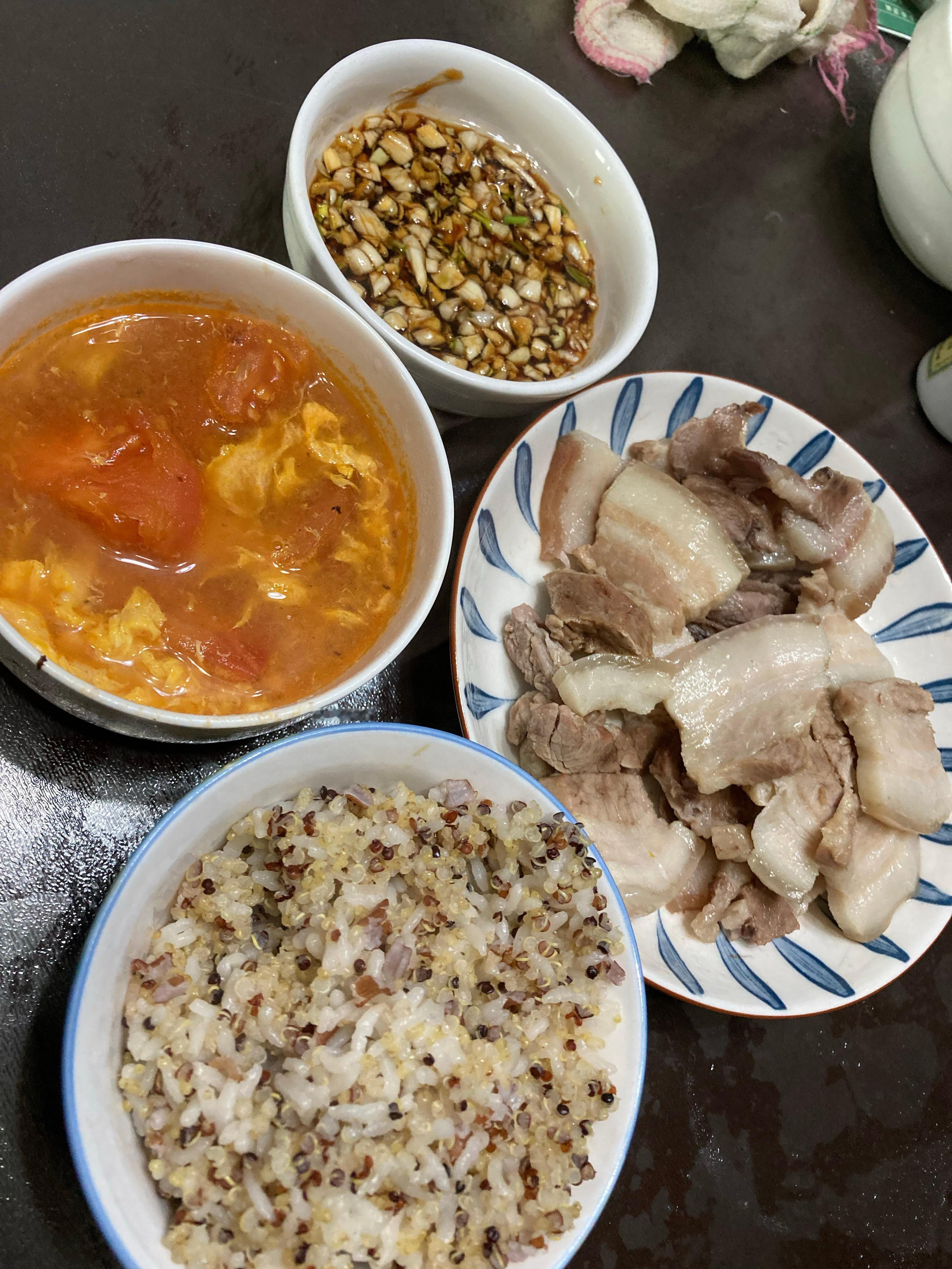 病人终于不吃菜泡饭了，自己动手做的中餐，白切肉蒸了一个小时。 第一次做白切肉，以