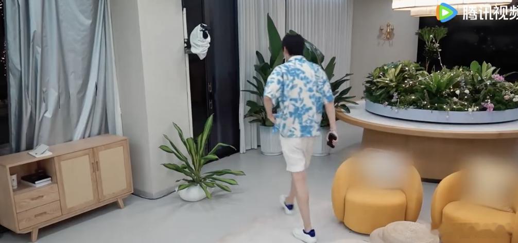 周佑凌把徐绿杨一个人丢下了半熟恋人 周佑凌问完话，干脆利落地离开了 