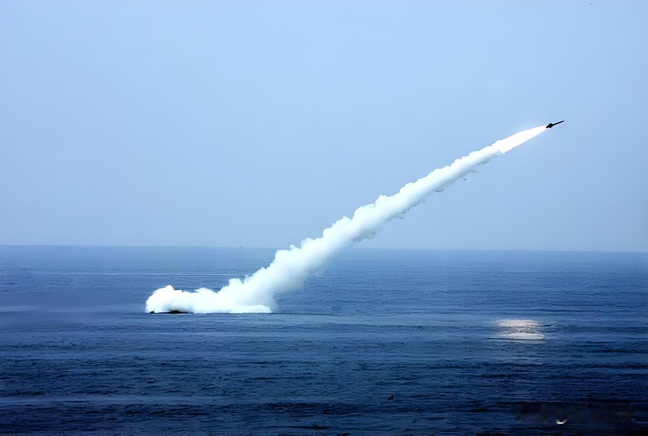 中国成功潜射战略导弹，再次击碎台湾民进党当局“倚外谋独”“以武谋独”幻想。
据台