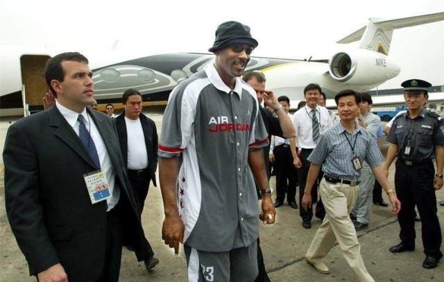 NBA球星来中国叫中国行，而乔丹则是访华！为了一睹篮球之神的真容球迷们也是很拼啊