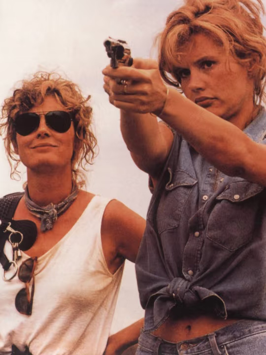 1991年，《末路狂花[搜索高亮]》中的苏珊·萨兰登与吉娜·戴维斯。