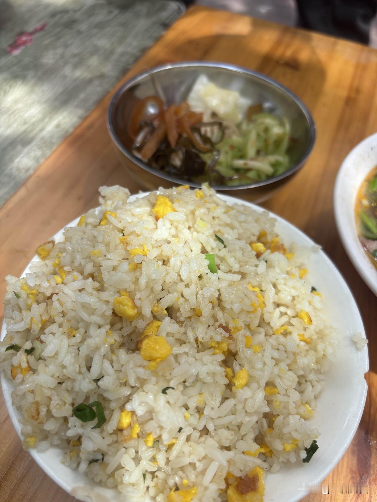 小县城5元一碗的炒饭，还有免费的小菜和不加糖的绿豆汤，真是惊到我了！安徽定远，让