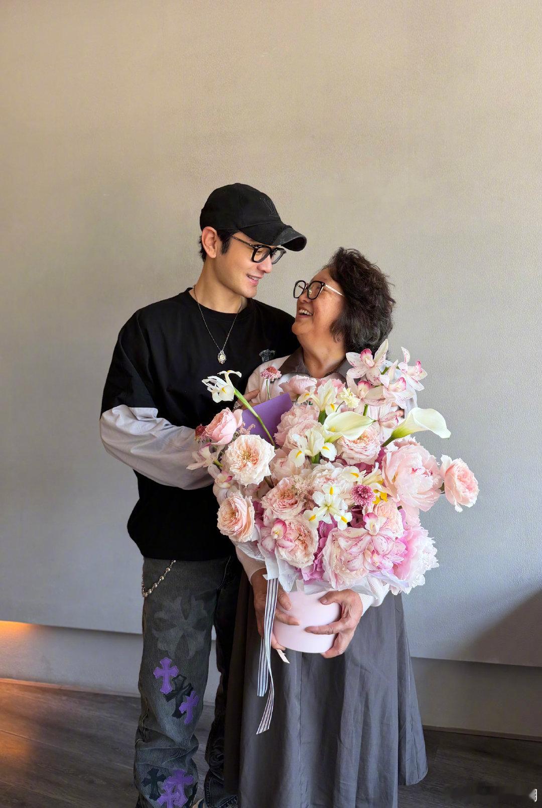 黄晓明母亲节晒与妈妈合影 黄晓明母亲节晒母子合照，深情表白“天下最伟大、最美丽、