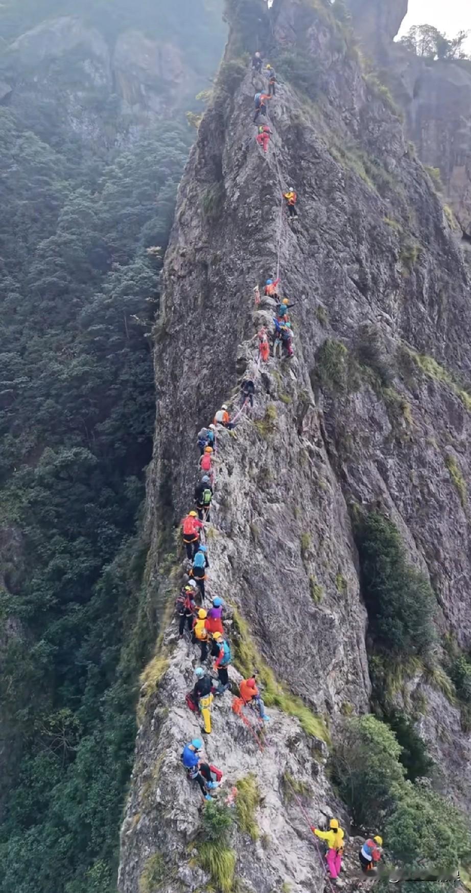 爬这种山的人，心里到底怎么想的，爬上去了又怎么样？爬这种刀锋山，坠落风险不用多说