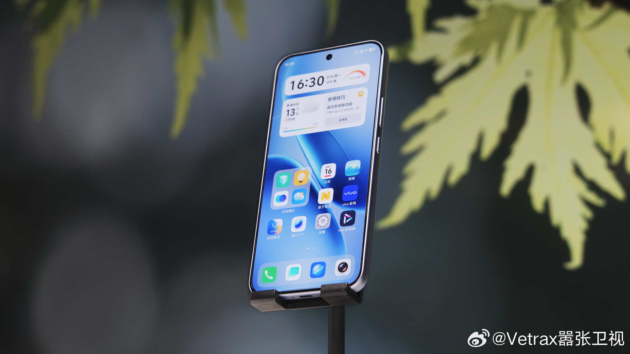 和 iQOO Z11 Turbo 设计语言一脉相承的 iQOO Z11『沧浪浮光