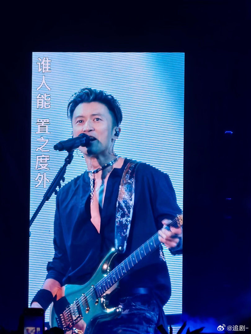 谢霆锋别低头深V会漏 明明是在开演唱会，怎么感觉在拍时尚大片，每一帧都是封面 