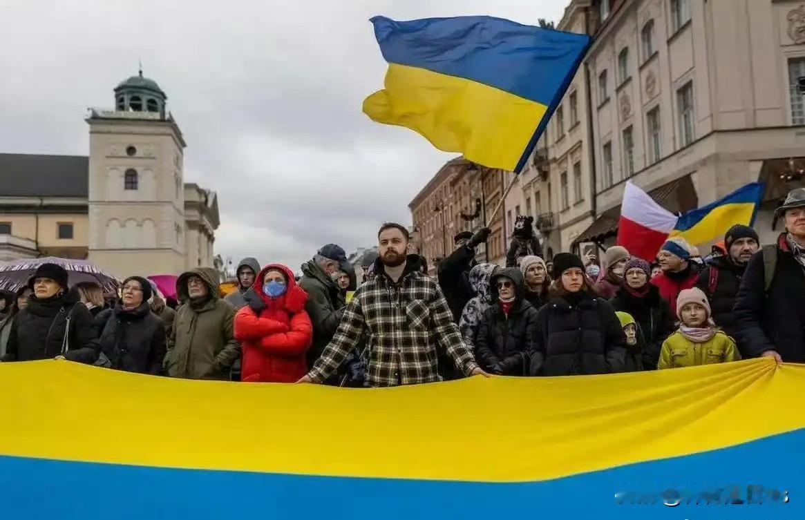 乌克兰人民在街头坚决支持政府和俄罗斯血战到底，绝不签丧权辱国的卖国条例，乌克兰人
