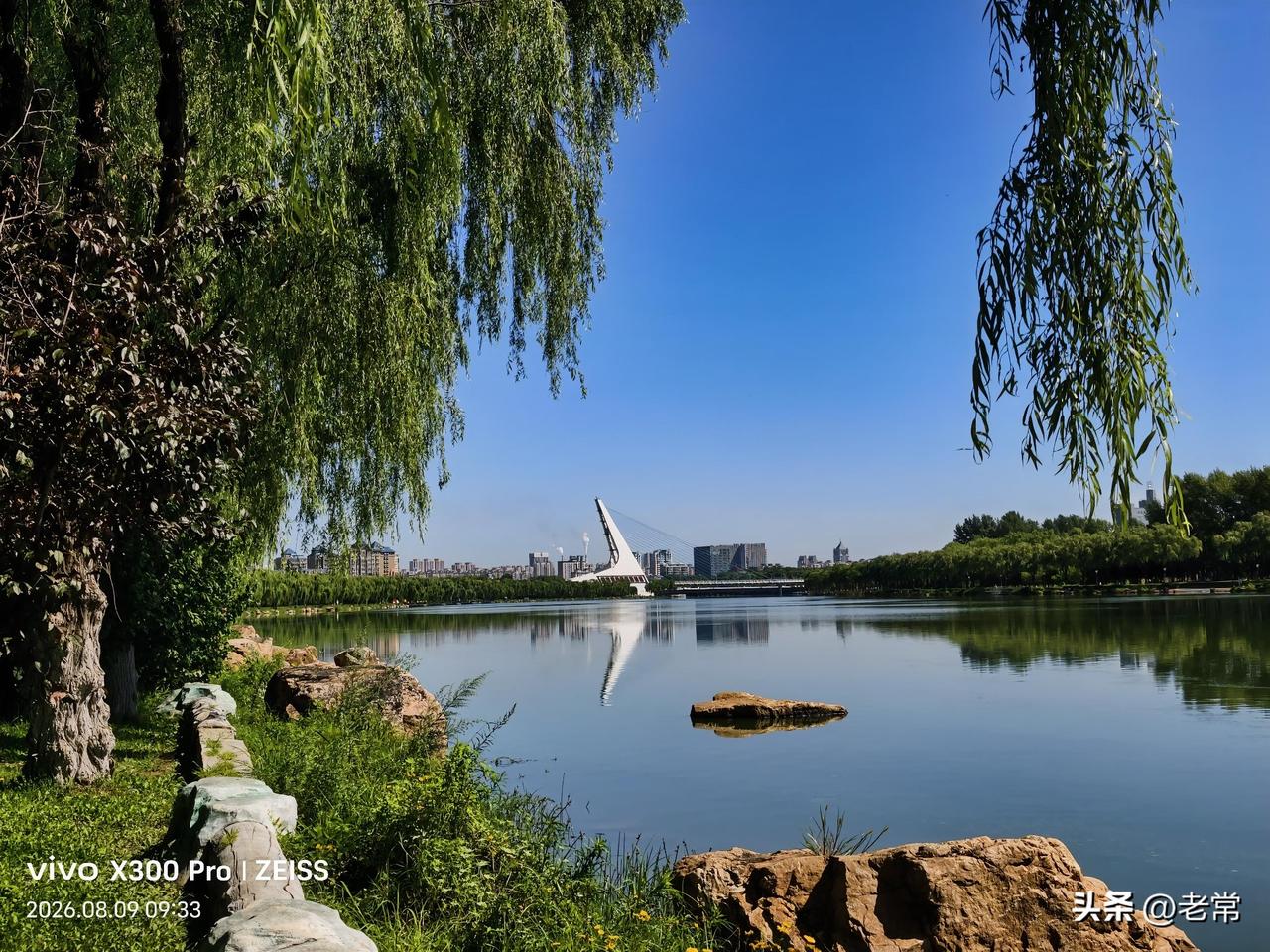 垂柳映水两岸影，一河碧绿长桥卧，蓝天净水，尽是春城好景致。
伊通河畔景色分享 伊