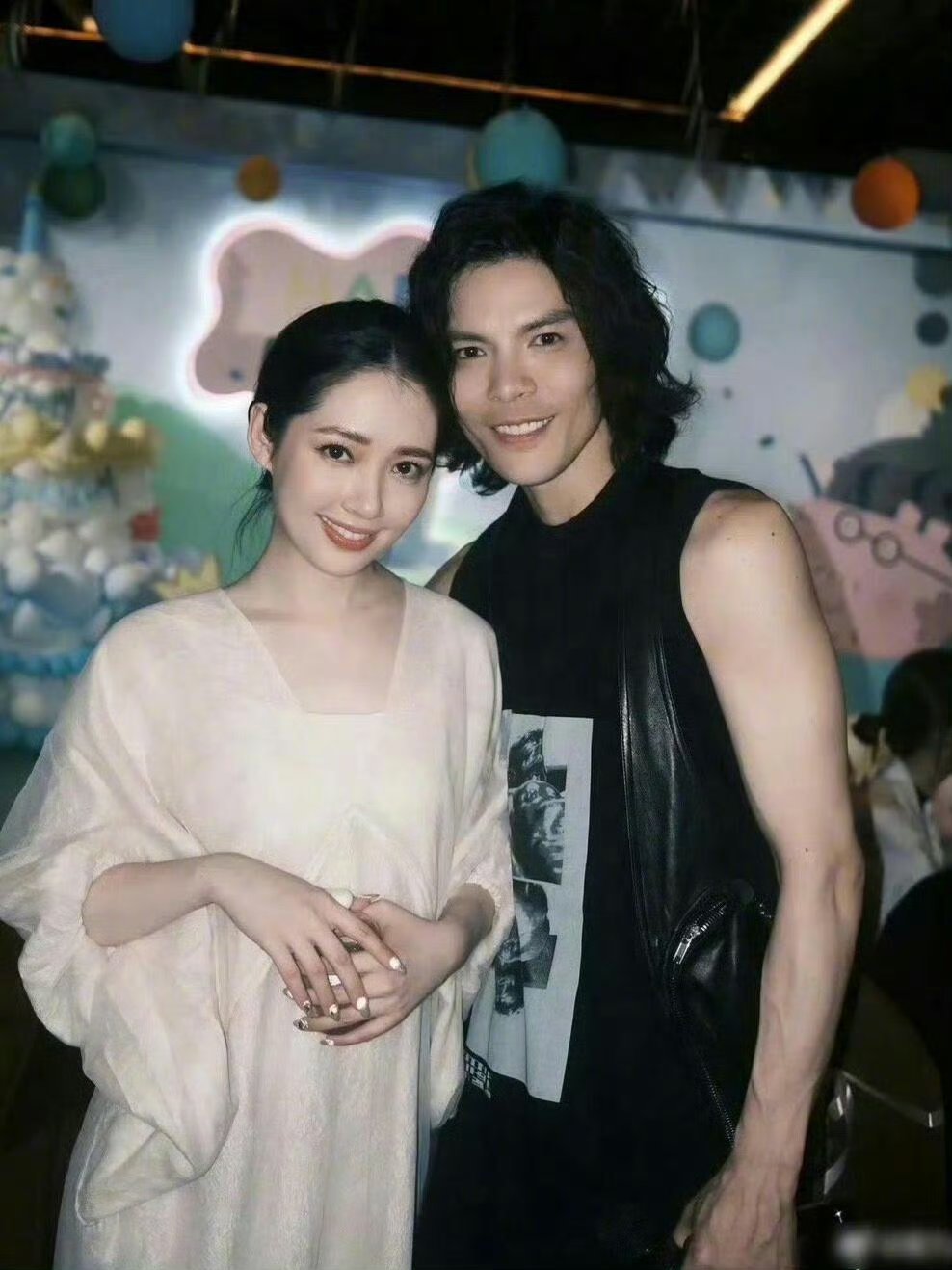 向佐为郭碧婷买了个巨型猪公仔为啥觉得向佐很憨，边走还边笑着说买给我老婆的，看起来