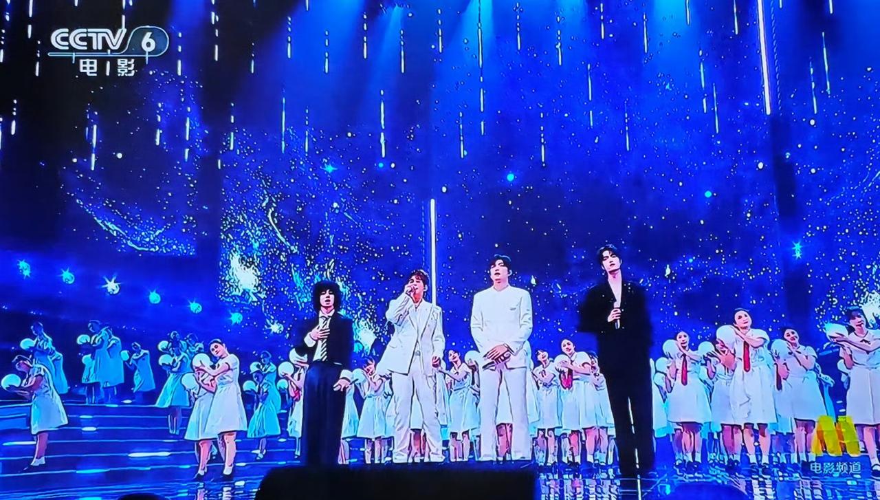 苏醒、曾比特、江信熹和颜人中唱的《夜空中最亮的星》有气无力还跑调，4个人各唱各的