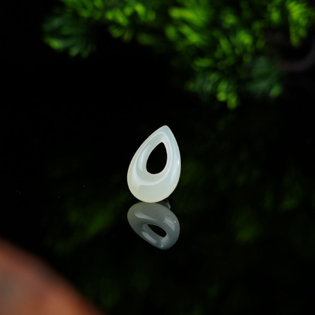 甄选和田玉冰底晴水料，15*23mm水滴形制晶莹剔透，如清泉凝脂般灵动，上手清冷