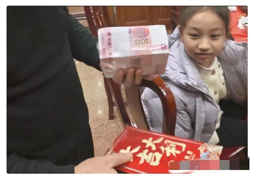 老话说得好“有钱一起花，没钱一起打”，过年发红包也是一种传统习俗，各地或多或少都