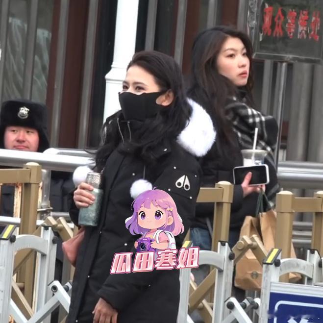 2026央视春晚首次联排 热依扎就这么抱着保温杯出现了🤣热依扎