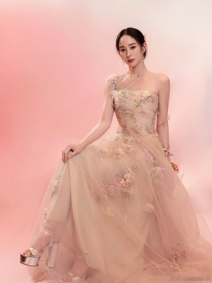 想学张钧甯春晚妆容 以后都按照这样的标准给我卷起来好吗，这春晚妆容可真是把他的各