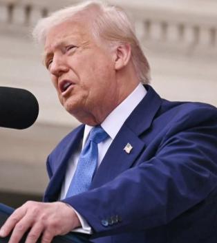 伊朗死扛美国，愣是没倒！很多人以为这证明了伊朗有多强。错了！这场对抗真正击穿的，