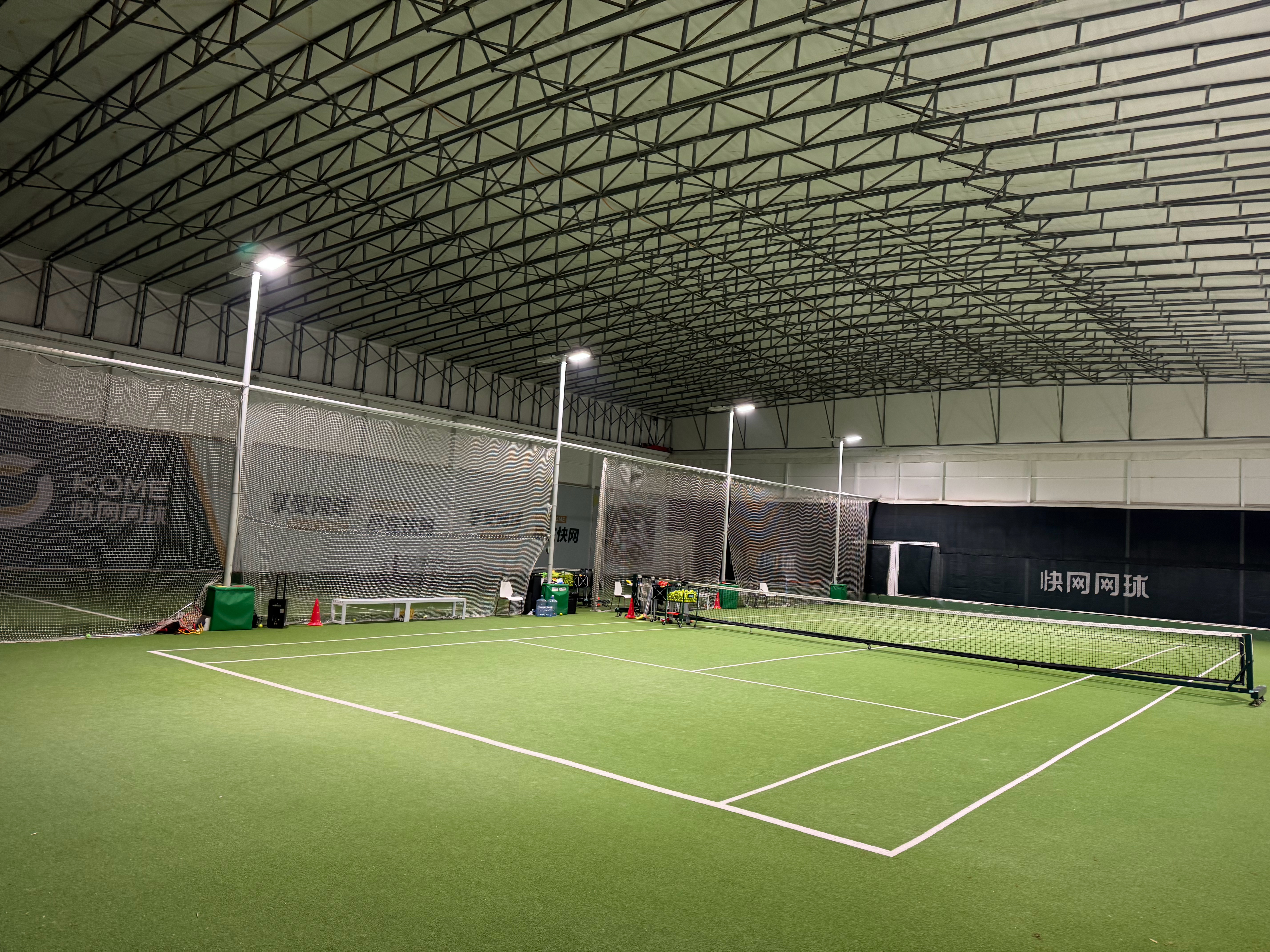 假期结束之前，再打一场。最近上海天气是冷了，9点不到我竟然能拍到空无一人的球场。