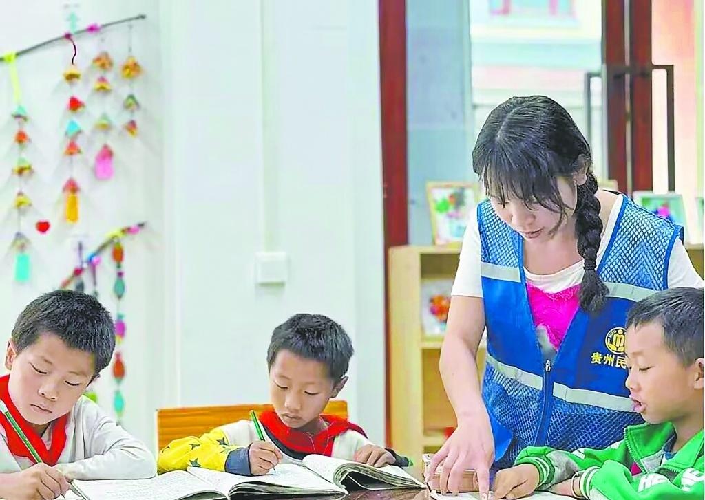 【晴隆县腾龙街道儿童之家暖心开展课后服务】 近期以来，晴隆县腾龙街道依托社区儿童