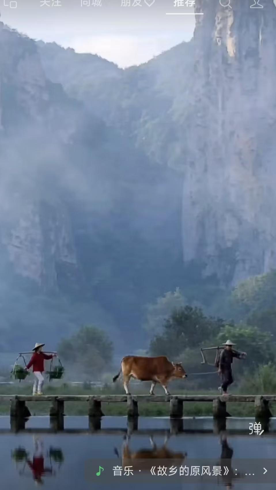 山坡羊·春耕图
鼎峰拔雾，
练水涵光，
翠烟影里云铺路。
老犁熟，小桥出，
泥浪