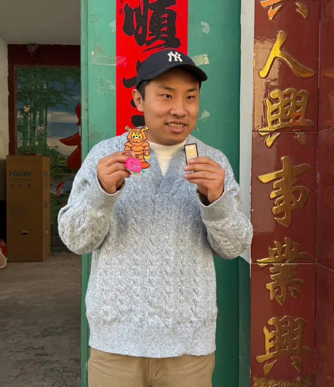 徐志胜回家过年忙成接客松有人回村是躺平，徐志胜回村是上岗。接客松本松，忙完还得磕