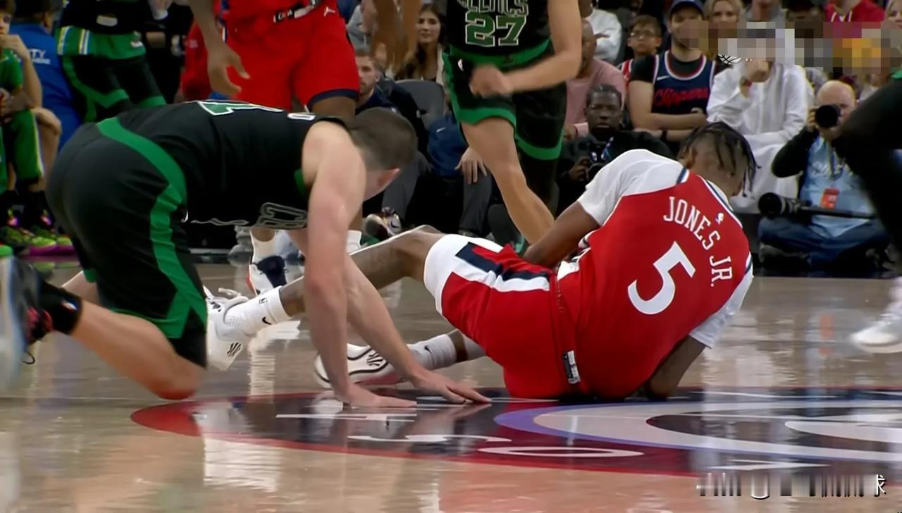 快船大将小琼斯真是太可怜了，他又受伤了！在今天快船主场以115:146惨败于凯尔