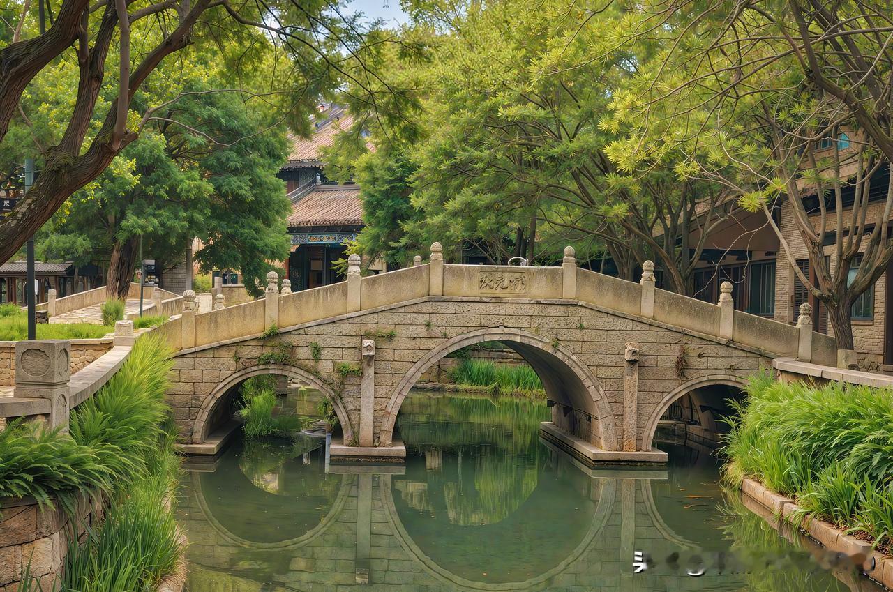 小桥流水的风景，那简直绝了！上次去江南古镇，就被这样的美景狠狠拿捏。
一座古朴小