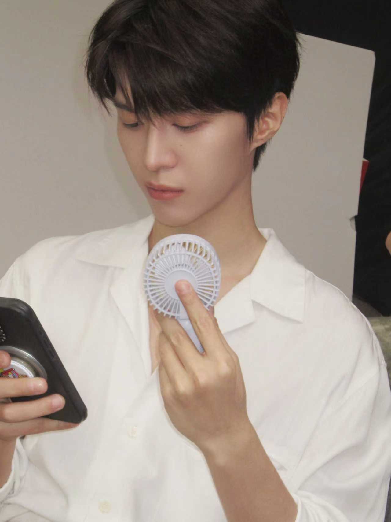 范丞丞小说里走出来的贵公子 救命，这个完全就是从小说里走出来的贵公子呀，白衬衫造