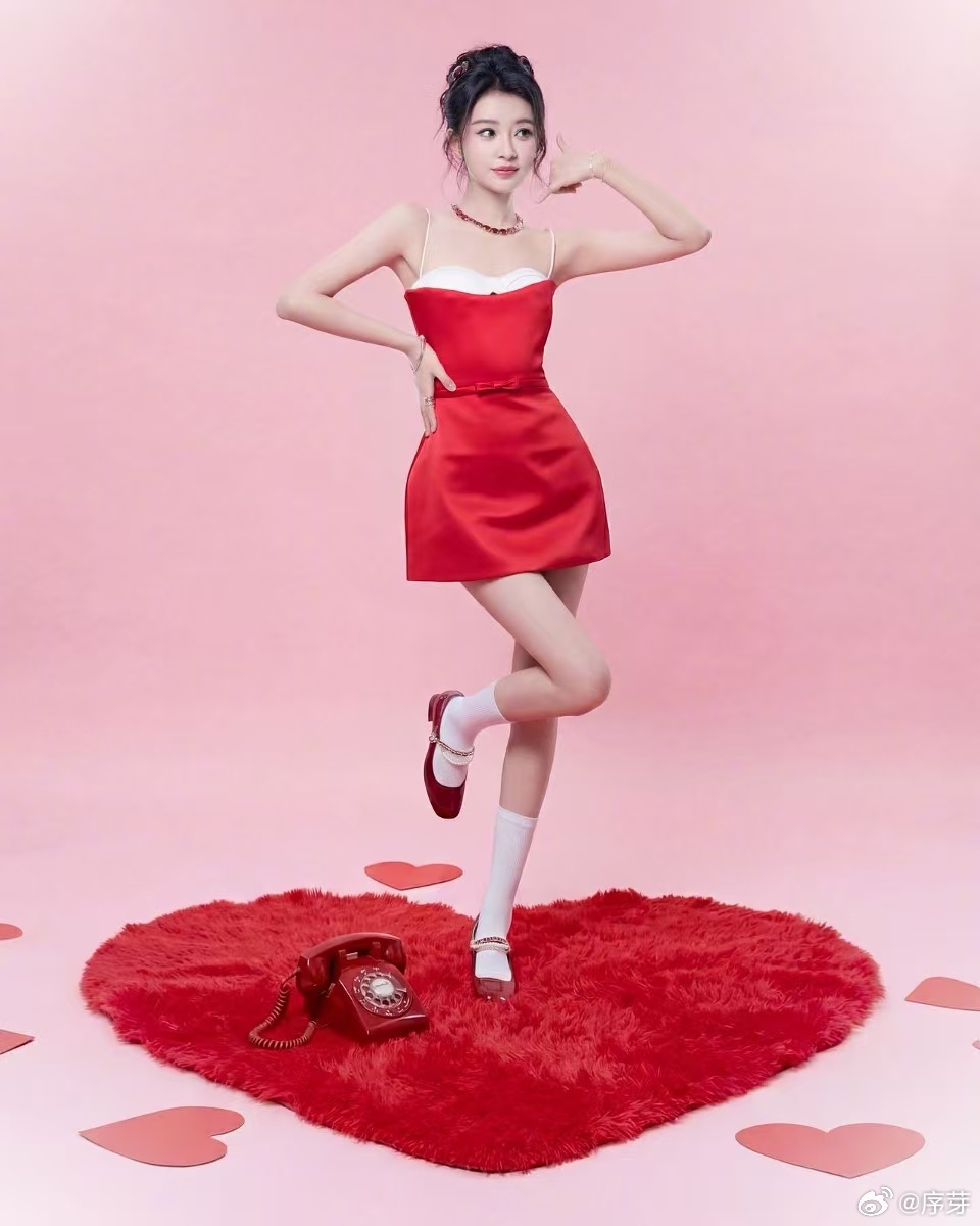 孙怡的红裙造型甜度满分孙怡在逃真人芭比 树莓红裙子也太适合孙怡了，甜美中带着灵动