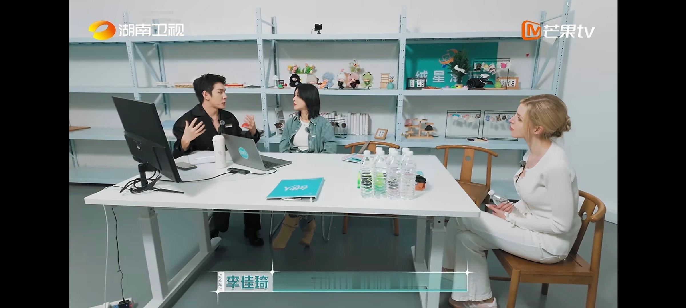 尚雯婕尚雯婕看李佳琦时眼里有光不得不说这样边看边点评的学习方式真的直观又易懂特别