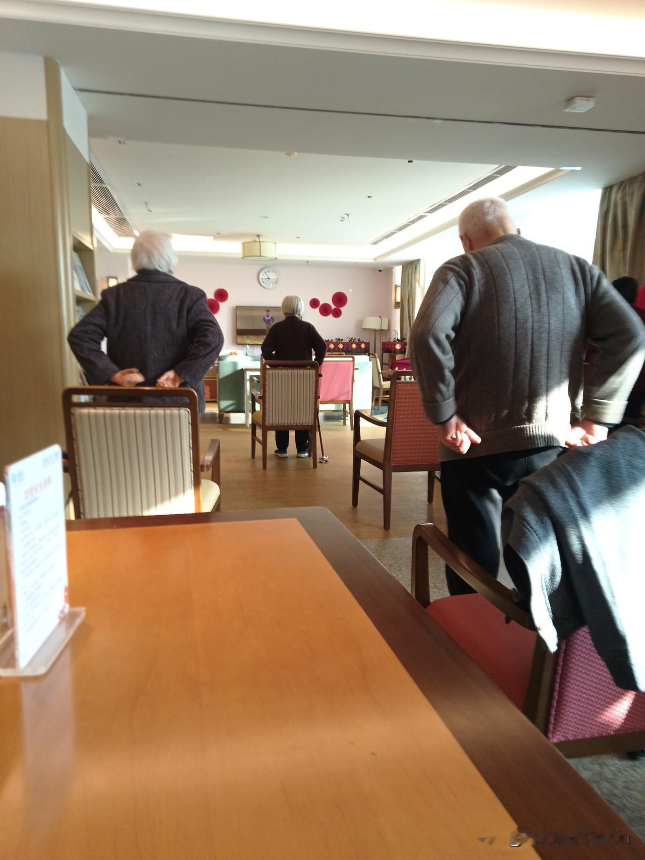 当你老了,钱和健康哪个重要? 当你老了，钱和健康哪个重要？这问题就像先有鸡还是先